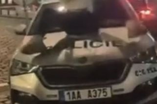 Oplzlý tanec na policejním autě v Praze: Poškrábali si ho sami, nejsem trubka, hájí se obviněná